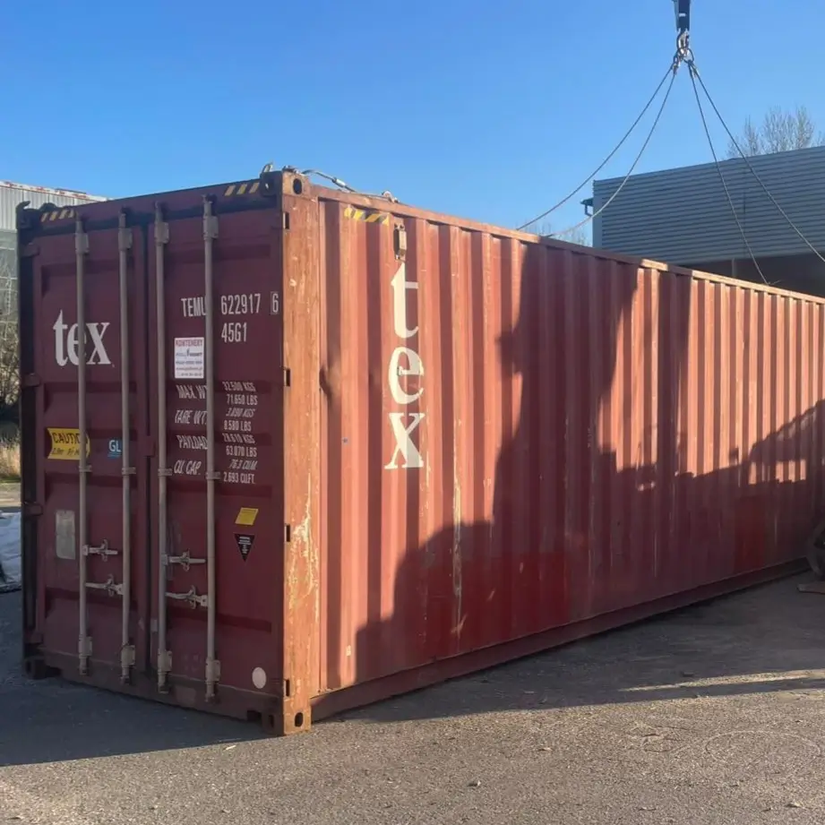 Kontener morski 40’HC – używany, szczelny i w 100% sprawny, dostępny od ręki w Top Kontener. Oferujemy solidne i bezpieczne kontenery 40’ High Cube idealne do magazynowania lub transportu. Każdy egzemplarz jest sprawdzony, suchy, wolny od przebić i gotowy do natychmiastowego użytku. Zapewniamy szybki transport i profesjonalny rozładunek HDS na terenie całej Polski. Sprawdź aktualną ofertę kontenerów 40’HC i zamów dostawę pod swój adres.